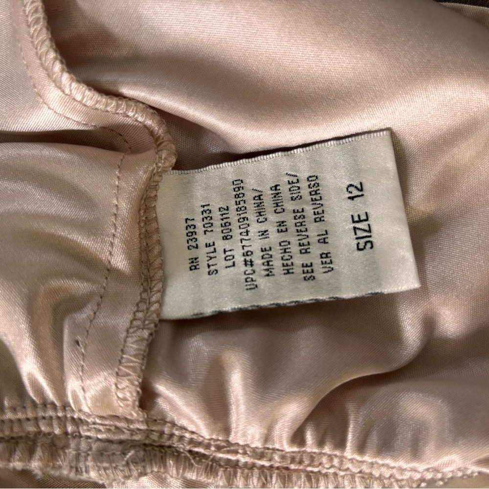 Chic Women's Blouse with Ruffle Detail - Picture 9 of 10